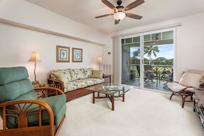 Living area with easy access to the lanai