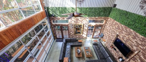 >> BAMBOO LOFT (6 bedroom vacation rental near downtown San Diego). Perfect for large groups, corporate retreats, bachelor parties.