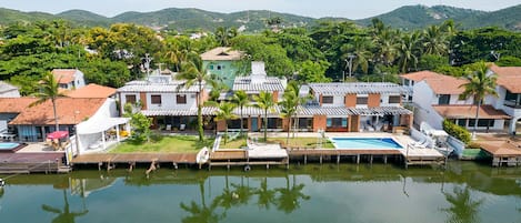 VISTA DO QUINTAL COM DECK EM FRENTE AO CANAL DAS OSTRAS 