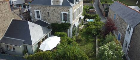 General view of the house, garden, spa. Ideally located in the center of Dinard.