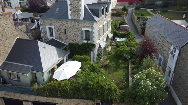 General view of the house, garden, spa. Ideally located in the center of Dinard.