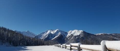 Magnifique vue, accès en raquettes à quelques minutes du studio.