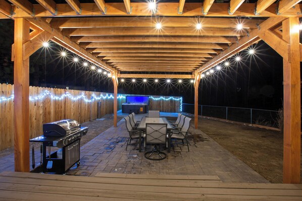 Huge outdoor table with plenty of seating on patio with BBQ at Under the Stars!
