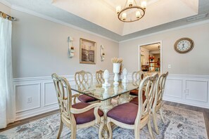 Dining Room | Dishes & Flatware Provided
