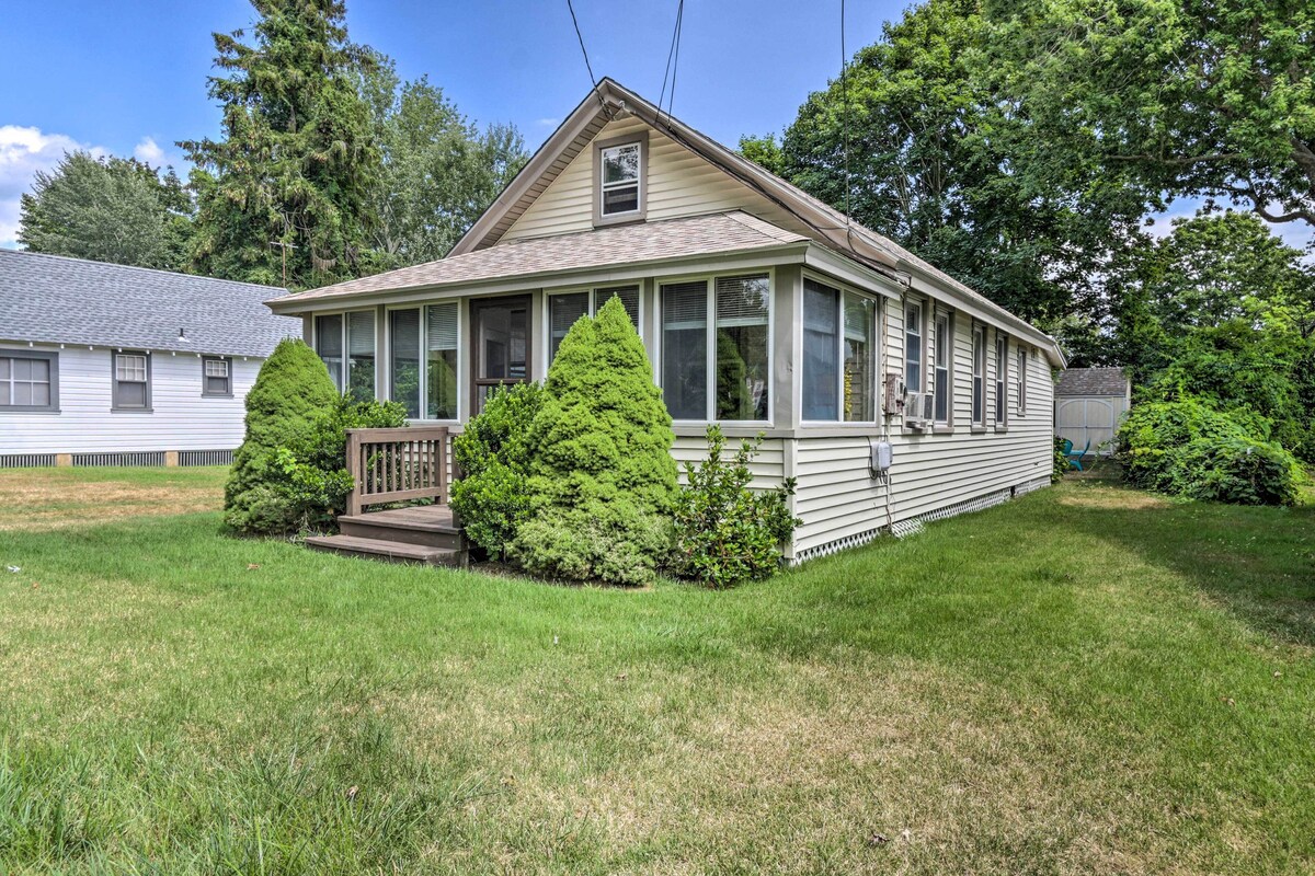 ‘Grandma’s Cottage’ w/ Sunroom: Walk to Beach