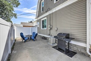 Patio | Fire Pit w/ Seating | Gas Grill | 3,263 Sq Ft