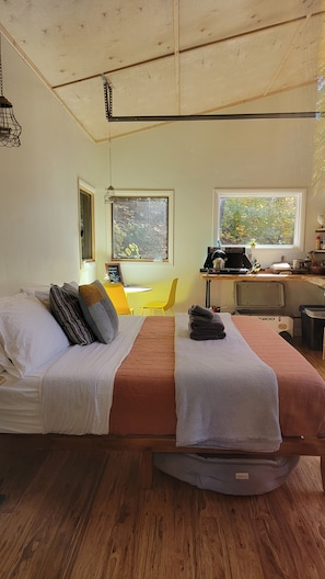 You'll get a great night's sleep in this comfy King-size memory foam bed!