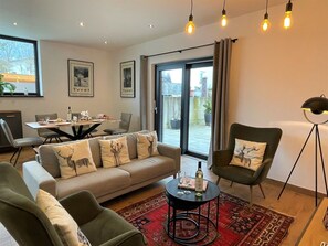 Möbel, Tabelle, Eigentum, Couch, Bilderrahmen, Stuhl, Beleuchtung, Interior Design, Wohnzimmer, Holz
