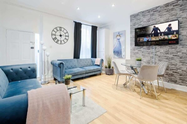 Enjoy the spacious luxury of our living room, adorned with lofty ceilings and an open-plan kitchen for a sense of grandeur. Relax in front of the smart 65-inch TV and stay comfortable with our advanced air conditioning system, ensuring the utmost in 