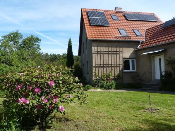 Auszeithaus und Garten im Frühling