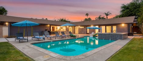 Welcome to your poolside Coachella retreat! (Quinta Green)