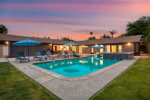 Welcome to your poolside Coachella retreat! (Quinta Green)