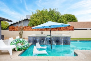 Hot tub and shaded seats on the pool sun shelf. (Quinta Green)