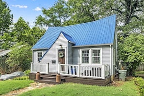 This cozy, inviting space is just MINUTES from the University of Arkansas Athletic Facilities and Downtown Fayetteville.