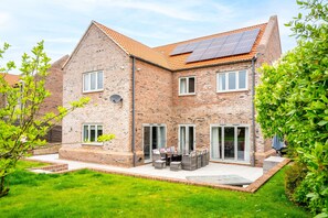 Appletrees, Burnham Market: Spacious patio and garden