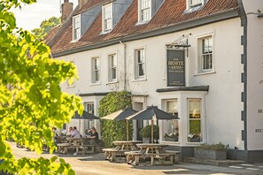 Appletrees, Burnham Market: The pubs, restaurants, bars, delis and boutique shops are a 5-minute walk away