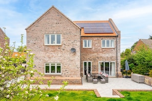 Appletrees, Burnham Market: Spacious patio and garden area