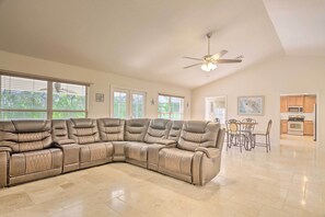 Living Room | Free WiFi | Smart TV | Central A/C