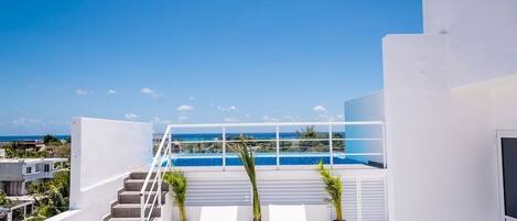 Gorgeous view of the ocean from our rooftop!
Hermosa vista del océano desde nuestra terraza!