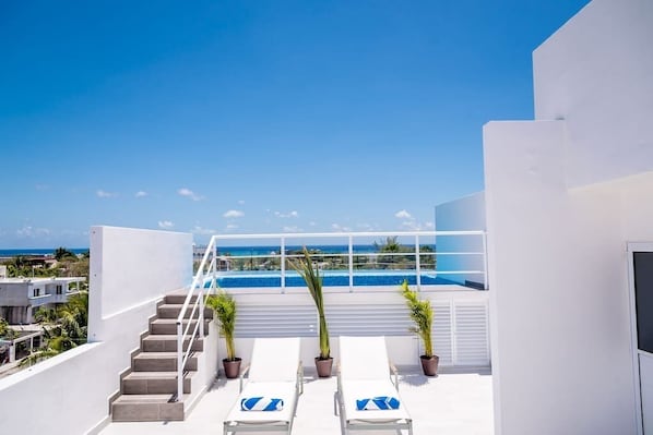 Gorgeous view of the ocean from our rooftop!
Hermosa vista del océano desde nuestra terraza!