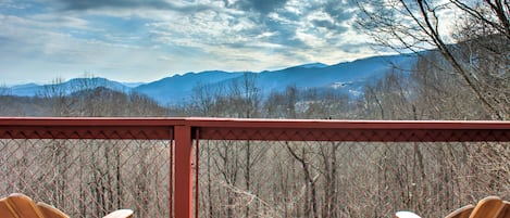 Breathe in The Fresh Mountain Air on the Deck w/Views