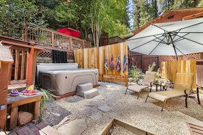 Hot tub and lounge!