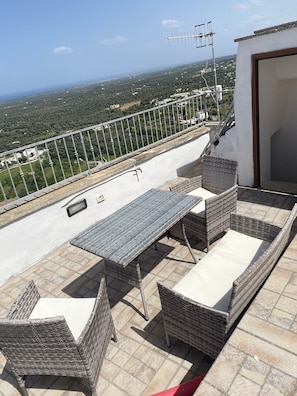 Breakfast and dinner area with sea views 