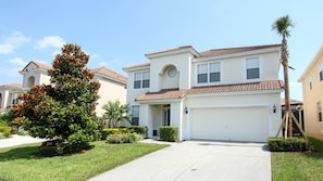 Beautiful 6 bed 4 bath villa located in Windsor Hills Resort