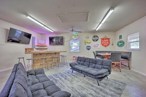 Detached Garage Game Room & Bar - more fun to be had after day on the water!
