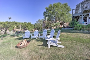 Cozy Fire Pit with Panoramic Lake Views. Wood povided!