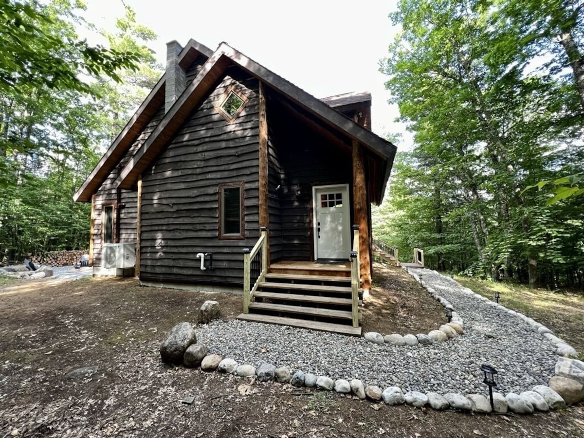 Family Lodge with hot tub, minutes to Lake Placid and Hiking, Pet Friendly