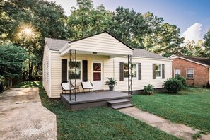 Welcome! Though you may not want to leave this tastefully decorated home, it is conveniently located to the highway so that you can quickly get to downtown Charleston and the local beaches. 