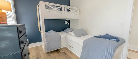 Custom bunk room- sleeps 3