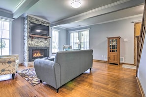 Living Room | Gas Fireplace | Smart TV