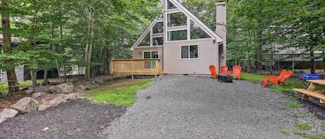 Tobyhanna Vacation Rental | 2BR | 1BA | 1,074 Sq Ft | 2 Steps to Access