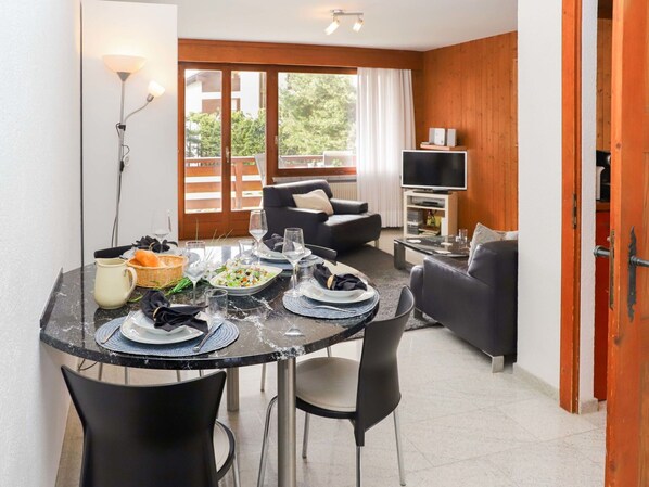 Table, Meubles, Propriété, Chaise, Bois, Design Intérieur, Bâtiment, Plante D'Appartement, Vaisselle, Sol