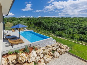 Wolke, Himmel, Schwimmbad, Azurblau, Pflanze, Wasser, Gebäude, Grundstueck, Gartenmöbel, Schatten