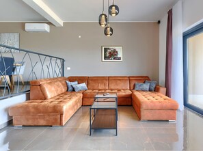 Furniture, Couch, Lighting, Wood, Interior Design, Flooring, Floor, Picture Frame, Rectangle, Living Room