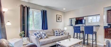 Enjoy this fully furnished retreat centrally located in Lakewood, CO
