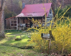 sprint time 1830's Pioneer Rustic and Charming Log Cabin