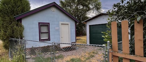 Welcome to the Flathead Vrbo! (Gate can open or closed throughout your stay)