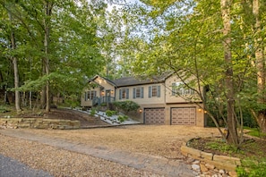 Exterior front view of Shenandoah Serenity and parking area