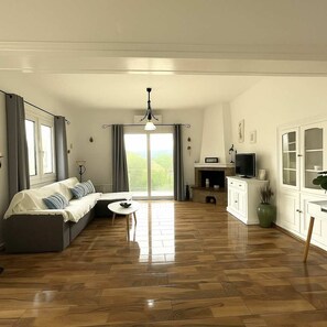 Spacious living room-modern feeling