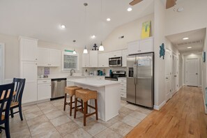 KDH190: DreamCatcher | TL Well equipped kitchen with island seating for 2