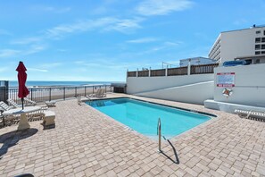 Community Amenities | Outdoor Pool