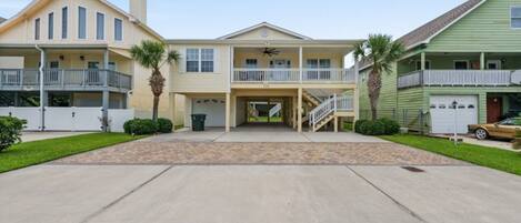 Why Knot spend a week at this fabulous beach house?