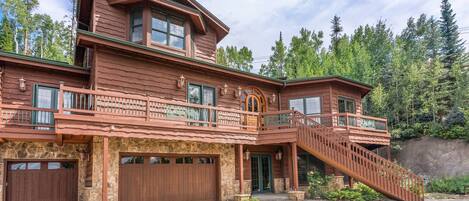 Apex Lodge South exterior in summer