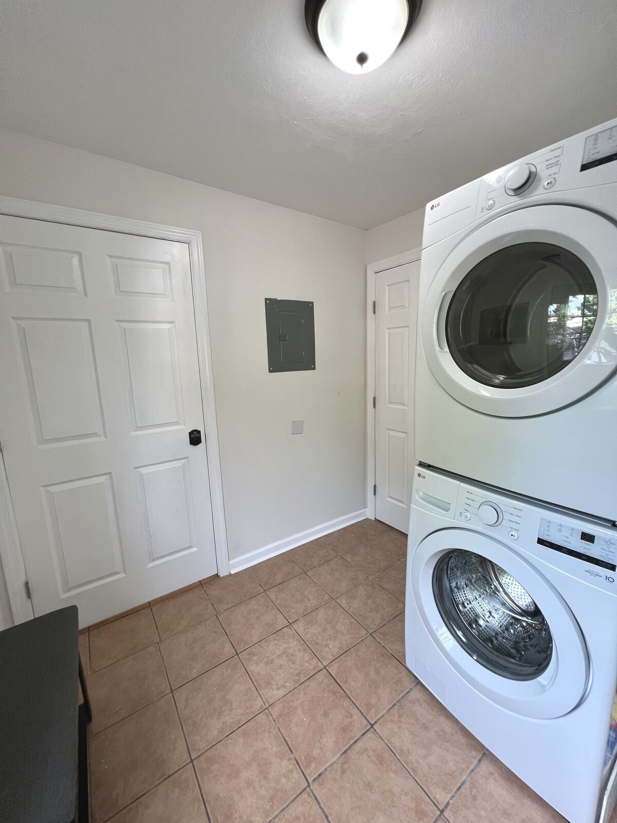 HA3: Private Studio with Full bathroom and Kitchenette
