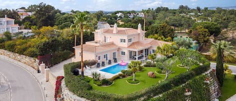 Extraordinary Villa on an elevated position in Quinta do Lago.