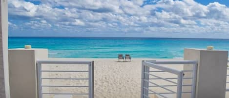 Acceso a la playa en planta baja / beach access in the ground floor